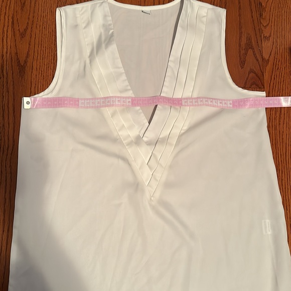 NWOT timeless pleated v-neck sleeveless top, white small - Picture 3 of 6